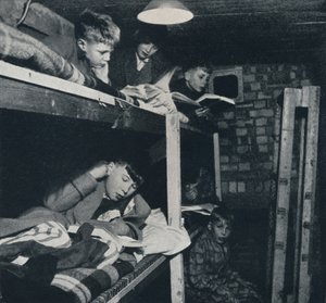 Internat dla uczniów, 1941 autorstwa Cecil Beaton