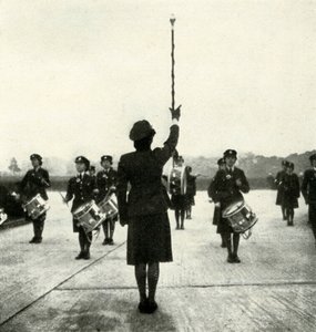 W.A.A.F. Orkiestra na Paradzie, ok. 1943. autorstwa Cecil Beaton