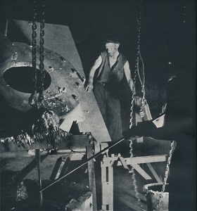 Pracownik w fabryce samolotów przygotowujący stop, 1941 autorstwa Cecil Beaton