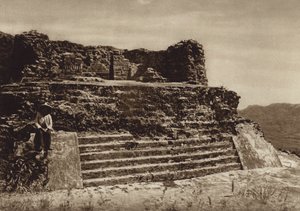 Meksyk: Tepoztlan, ruiny świątyni El Tepoztecatl (zdjęcie czarno-białe)