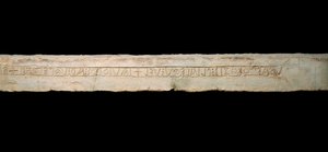 Sztuka celtycka: „” hołd bóstwom””” Grawerowany napis w alfabecie celtyckim (Ogham). z regionu Come we Włoszech. Koniec 6 początek 5 wieku pne. Ciemny. 365x19x33 cm Como, Museo Civico Archeologico Paolo Giovio autorstwa Celtic