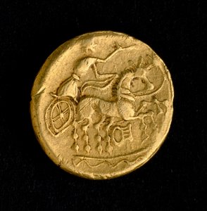 Sztuka celtycka: statere of Sequani, złota moneta - Przedstawienie mężczyzny prowadzącego czołg (?) , III-II w. p.n.e. - Paryż, B.N. - Sztuka celtycka: człowiek prowadzący rydwan - Złota moneta, statere of Sequani, 3d-II w. p.n.e. - Biblioteka Narodowa, Pa autorstwa Celtic