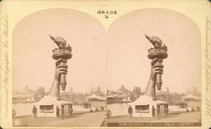 Kolosalna ręka i pochodnia, Liberty, Wystawa Stulecia, Filadelfia autorstwa Centennial Photographic Co.