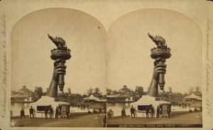 Kolosalna ręka i pochodnia „Liberty” na wystawie stulecia w Filadelfii, 1876
