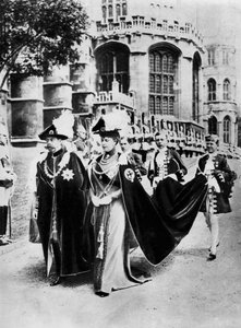Król Jerzy V i Królowa Maria w szatach Rycerzy Podwiązki, Windsor, 1937. autorstwa Central Press
