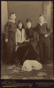 Cesarzowa Maria Fiodorowna z dziećmi, Mikołajem Aleksandrowiczem, Jerzym Aleksandrowiczem i Ksenią Aleksandrowną, autorstwa Bergamasco, Karola (Karla) (1830-1896). Zdjęcie albuminy, ca. 1883. Rosyjskie Państwowe Archiwum Filmowe i Fotograficzne, Krasnogors autorstwa Charles Bergamasco