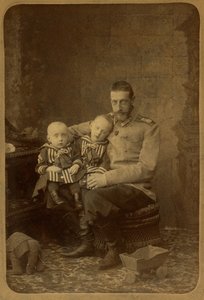 Konstantyn Konstantynowicz de Russie avec ses fils Ioann et Gabriel - Wielki Książę Konstantyn Konstantynowicz Rosji z synami, Janem Konstantynowiczem i Gabrielem Konstantinowiczem, autorstwa Bergamasco, Karola (Karla) (1830-1896). Zdjęcie albuminy, ok. 18 autorstwa Charles Bergamasco