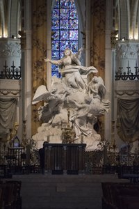 Widok wnętrza katedry w Chartres, ołtarz główny (rzeźba Charlesa Antoine