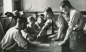 Personel RAF uczący się o broni, 1941 r.