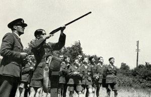 Personel RAF uczący się strzelania z broni palnej podczas II wojny światowej, 1941 r.