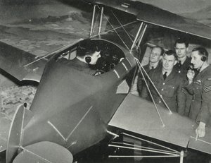 Personel RAF uczący się latać na symulatorze lotu podczas II wojny światowej, 1941 r.