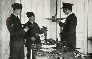 Personel RAF uczący się rozpoznawania samolotów podczas II wojny światowej, 1941 r. autorstwa Charles Brown