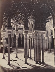 [Dwór lwa w Alhambrze, oglądany spod świątyni portykowej], 1862.