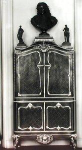 Gabinet z popiersiem Ludwika Orleańskiego (1703-52) (drewno)