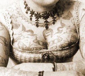 Zbliżenie klatki piersiowej Annie Howard, ok. 1898 (zdjęcie w gabinecie)
