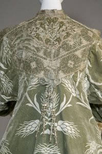 Płaszcz wieczorowy Berthy Palmer, ok. 1902 (detal z tyłu). Jedwabna satyna z ciętym aksamitem w pszeniczny wzór, metaliczna nić koronkowa, jedwabne metaliczne frędzle. Warto, Paryż. autorstwa Charles Frederick Worth