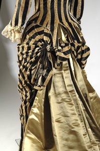 Suknia wieczorowa, ok. 1884 (widok z tyłu ukośny detal z kłębowiska). Jedwabny satynowy i cięty aksamit, koronka, frędzle z jedwabnej nici i frędzle. Charles Frederick Worth, Francja.