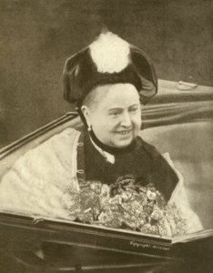 Uśmiechnięta królowa Wiktoria, która właśnie przyjęła bukiet kwiatów, Isle of Wight, ok. 1887 (zdjęcie czarno-białe)