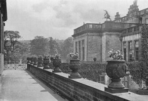 Rzeźbione kamienne wazony, taras wschodni (zdjęcie czarno-białe) autorstwa Charles Latham