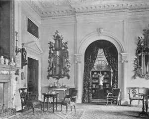 Lustra Chippendale — biały salon autorstwa Charles Latham