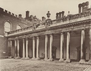 Pałac Hampton Court, kolumnada do wejścia królów autorstwa Charles Latham