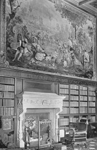 Gobelin w Bibliotece autorstwa Charles Latham