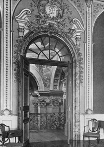 Salonik i łukowe korytarze autorstwa Charles Latham