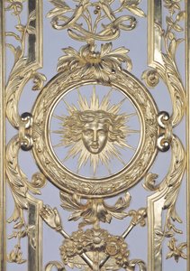 Fragment boazerii przedstawiający godło Ludwika XIV 1638-1715 z Salonu Wenus, 1668 złocone drewno patrz także 192316 autorstwa Charles Le Brun