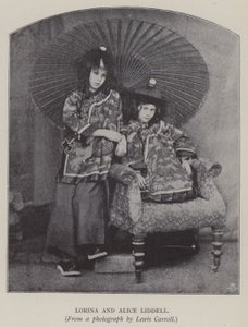 Lorina i Alice Liddell (czarno-białe zdjęcie)