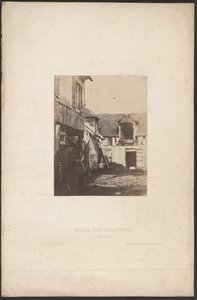 [Cour de ferme] / [Dziedziniec domu wiejskiego] autorstwa Charles Marville