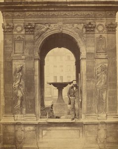 [Niezidentyfikowany mężczyzna pozujący przy Fontaine des Innocents] autorstwa Charles Marville