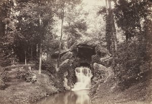 Widok na Małą Grotę w kierunku Stawu Jelenia, Bois de Boulogne autorstwa Charles Marville