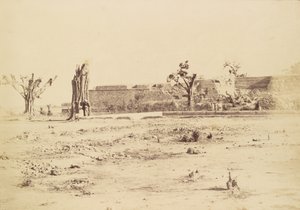 [Jałowy krajobraz z niezidentyfikowaną fortecą, Delhi]. autorstwa Charles Moravia
