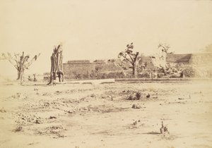 Jałowy krajobraz z niezidentyfikowaną fortecą, Delhi