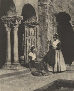 [Kobiety z Arles w krużganku kościoła Saint-Trophime] autorstwa Charles Nègre