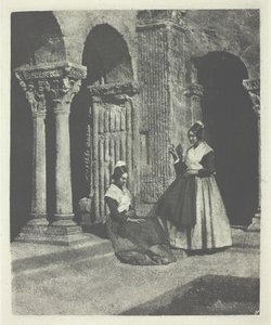 Dwie kobiety z Arles w krużgankach Saint-Trophime d