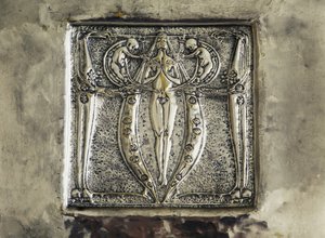 Płaskorzeźba, detal dekoracji kominka, sypialnia autorstwa Charlesa Rennie Mackintosha, Wielka Brytania, XX w. autorstwa Charles Rennie Mackintosh