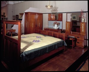 Apartament do sypialni dla gości przy 78 Derngate, Northampton, wyprodukowany przez W.J. Bassett-Lowke, 1917 (drewno mahoniowe)