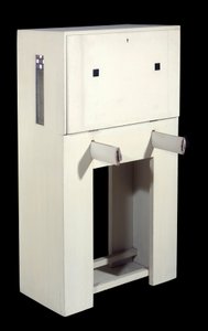 Charles Rennie Mackintosh (1868 - 1928); sekretarzyk siedzisko (1904) drewno lakierowane na biało. wysokość: 1,21; Paryż, Muzeum Orsay. autorstwa Charles Rennie Mackintosh