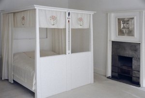 Meble zaprojektowane dla No. 120 Mains Street, Glasgow, Łóżko z baldachimem, ok. 1900 (drewno malowane i emalia) autorstwa Charles Rennie Mackintosh