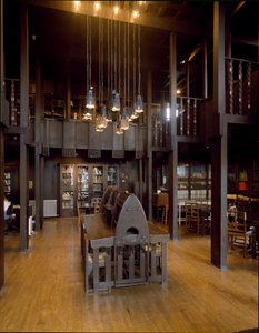 Widok wnętrza czytelni Szkoły Sztuk Pięknych projektu architekta Charlesa Rennie Mackintosha (1868-1928) autorstwa Charles Rennie Mackintosh