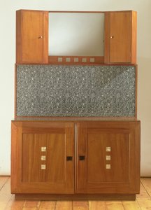 Szafka pod umywalkę, ok. 1917 (mahoń inkrustowany masą perłową i zielonym erynoidem, ze szklaną płytą tylną) autorstwa Charles Rennie Mackintosh
