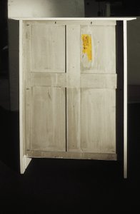 Biała szafka zaprojektowana dla Pani Rowat, 1902 (drewno, witraż, emalia) autorstwa Charles Rennie Mackintosh