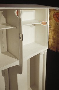 Biała szafka zaprojektowana dla Pani Rowat, 1902 (drewno, witraż, emalia) autorstwa Charles Rennie Mackintosh