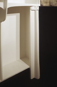Biała szafka zaprojektowana dla Pani Rowat, 1902 (drewno, witraż, emalia) autorstwa Charles Rennie Mackintosh