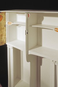 Biała szafka zaprojektowana dla Pani Rowat, 1902 (drewno, witraż, emalia) autorstwa Charles Rennie Mackintosh