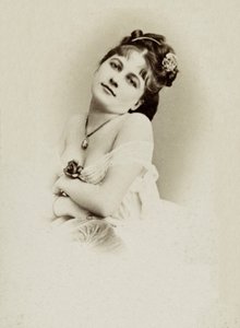 Portret aktorki Henriette Victoire Drouard (1851-1923). autorstwa Charles Reutlinger