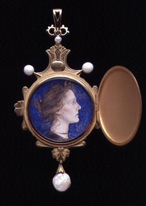 Wisiorek Pegaz zawierający miniaturę panny Edith Emmy Cooper (1862-1913) 1901 (ołówek i wc na emalii) (patrz 109662 na zewnątrz)