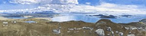Achiltibuie Panorama, 2011 (olej na płótnie) autorstwa Charles Simpson
