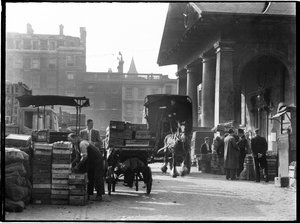 Covent Garden, City of Westminster, Greater London Authority, lata 30. XX wieku. autorstwa Charles William Prickett